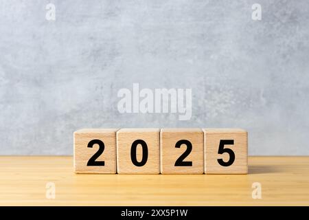 anno 2025, data su blocchi di legno. Concetto e business plan 2025. Splendido sfondo grigio marmorizzato. copia spazio Foto Stock