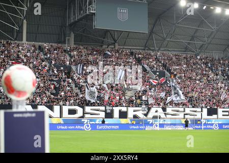 Linz, Austria. 22 agosto 2024. LINZ, AUSTRIA - 22 AGOSTO: Tifosi del LASK durante la partita di andata tra LASK e FCSB Bucarest all'Oberoesterreich Arena il 22 agosto 2024 a Linz, Austria .240822 SEPA 07 096 - 20240822 PD9317 credito: APA-PictureDesk/Alamy Live News Foto Stock