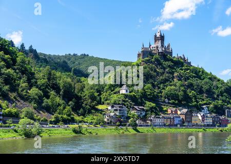 Vista sul fiume Mosella a Cochem, Germania, con il Reichsburg Foto Stock