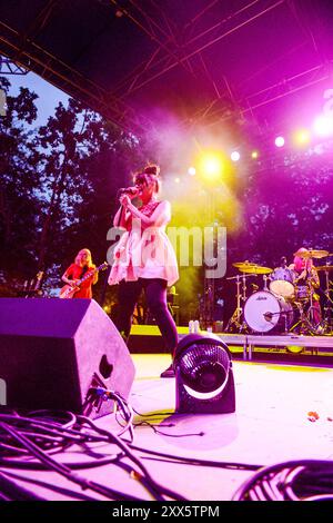 Kathleen Hanna dei Bikini Kill si esibisce sul palco del McMenamins Grand Lodge a Forest Grove, Oregon, USA il 21 agosto 2024. Foto ©Anthony Pidgeon Foto Stock