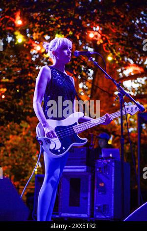 Kathli Wilcox di Bikini Kill si esibisce sul palco del McMenamins Grand Lodge a Forest Grove, Oregon, USA il 21 agosto 2024. Foto ©Anthony Pidgeon Foto Stock