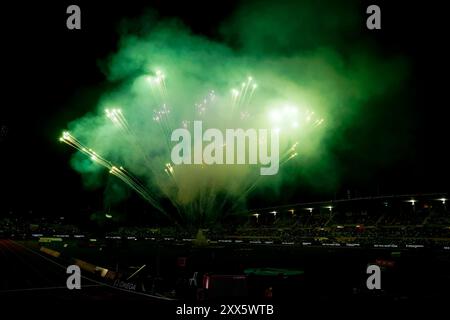 Losanna, Svizzera. 22 agosto 2024. Losanna, Svizzera, 22 agosto 2024: Fuochi d'artificio per la cerimonia di chiusura durante il Wanda Diamond League Meeting Athletissima Losanna 2024 allo Stade Olympique de la Pontaise di Losanna, Svizzera. (Daniela Porcelli/SPP) credito: SPP Sport Press Photo. /Alamy Live News Foto Stock