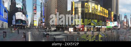 New York, USA - 7 ottobre 2017: Times Square, con i teatri di Broadway e un numero enorme di insegne a LED, è un simbolo di New York e dell'unità Foto Stock