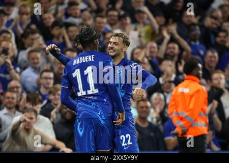 Londra, Regno Unito. 22 agosto 2024. Londra, Inghilterra, 22 agosto 2024: Noni Madueke (11 Chelsea) festeggia con Kiernan Dewsbury-Hall (22 Chelsea) dopo aver segnato un gol durante la partita UEFA Conference League tra Chelsea e Servette allo Stamford Bridge di Londra, Inghilterra (Alexander Canillas/SPP) credito: SPP Sport Press Photo. /Alamy Live News Foto Stock