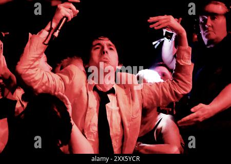 Green Man Festival, Brecon Beacons, Galles, Regno Unito. 16 agosto 2024. FAT White Family al Green Man Festival. Nella foto: Lias Kaci Saoudi - la voce principale torna sul palco dopo essersi mosso tra la folla. . Crediti: Nidpor/Alamy Live News Foto Stock