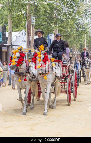 Jerez de la Frontera, Cadice, Andalusia, Spagna. 7 maggio 2023. Carrozze trainate da cavalli in una processione alla Fiera del cavallo di Jerez, nota come la Feria del Caba Foto Stock