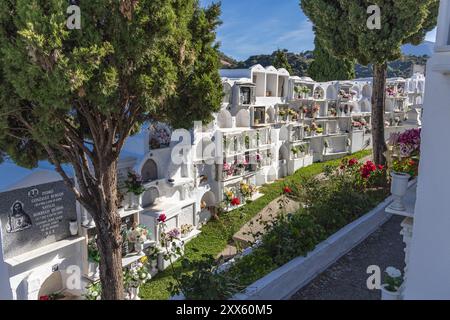 Casares, Malaga, Andalusia, Spagna. 9 maggio 2023. Cripte in superficie nel cimitero di Casares. Foto Stock