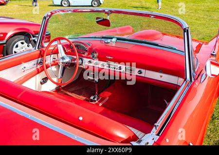 Interni Ford Thunderbird rosso vintage del 1955. Classico uccello a T convertibile americano Foto Stock