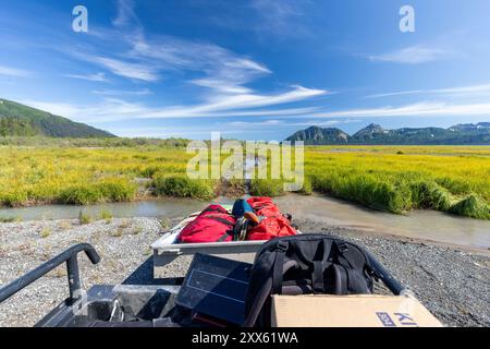 Trasporto di attrezzature presso Brown Bear Bay Suites, Chinitna Bay, vicino al Lake Clark National Park and Preserve, Alaska Foto Stock