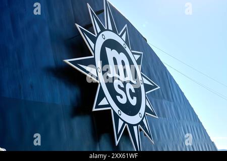 10 maggio 2024: L'impressionante logo MSC sull'imbuto di una nave da crociera. Logo della compagnia di navigazione italiana del Mediterraneo *** Das markante MSC-Logo auf dem Schornstein eines Kreuzfahrtschiffs. Logo der italienischen Mediterranean Shipping Company Foto Stock