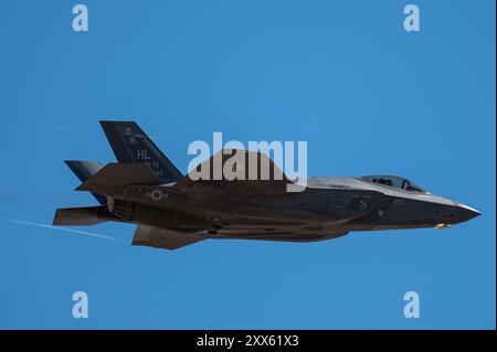 Un F-35A Lightning II vola sopra Davis-Monthan Air Force base, Ariz., 2 marzo 2024. Foto di Jasmyne Bridgers-Matos Foto Stock