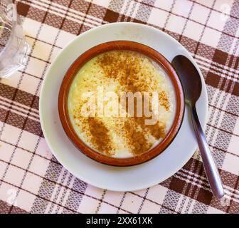 Budino di riso. Piatto dolce preparato cucinando il riso nel latte e nello zucchero, alcune ricette includono la vaniglia Foto Stock