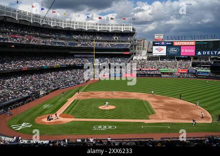 Yankee Stadium durante la partita di baseball professionistico della MLB tra i Cleveland Guardians e i New York Yankees il 22 agosto 2024 allo Yankee Stadium Foto Stock