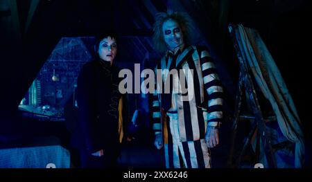 Beetlejuice Beetlejuice (2024) diretto da Tim Burton e interpretato da Michael Keaton come Beetlejuice e Winona Ryder come Lydia Deetz. Michael Keaton torna a riprendere il suo ruolo di Beetlejuice miscredente in questo tanto atteso sequel dell'originale del 1988. Fotografia pubblicitaria ***SOLO PER USO EDITORIALE***. Crediti: BFA / Warner Bros Foto Stock