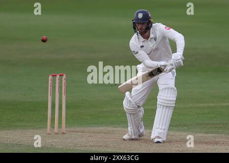 Graham Clark di Durham batté durante il Vitality County Championship match tra il Durham County Cricket Club e il Nottinghamshire al Seat Unique Riverside, Chester le Street, giovedì 22 agosto 2024. (Foto: Mark Fletcher | mi News) crediti: MI News & Sport /Alamy Live News Foto Stock