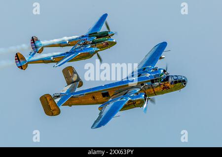 Flying Bulls B25 Mitchell Bomber e P38 Lightning Fighter in formazione sopra la chiesa Fenton Flying Legends Airshow nel 2023 Foto Stock