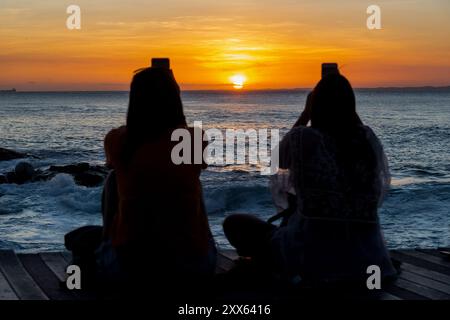 Salvador, Bahia, Brasile - 14 novembre 2019: Due persone non identificate vengono viste in silhouette durante un drammatico tramonto nella città di Salvador, Bahia. Foto Stock