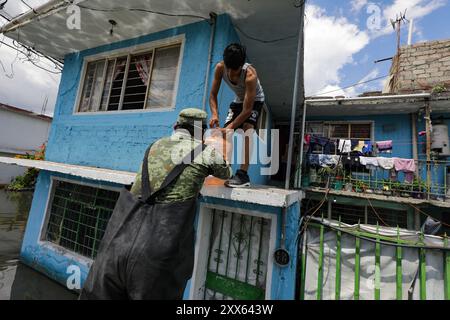 Chalco, Messico. 21 agosto 2024. Elemento de Ejército Mexicano, entregan garrafones de agua potabile, a los afectados por las inundaciones en Chaco en el Estado de México. Ian Robles Credit: SIPA USA/Alamy Live News Foto Stock