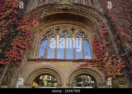 Europa, Germania, Amburgo, Rotherbaum, architettura, facciata edificio per uffici postali, ex edificio per le telecomunicazioni in Schlueterstrasse, facciata in crescita Foto Stock