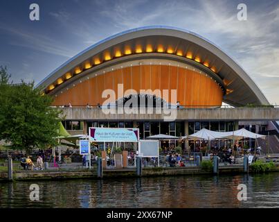 Evening Sun, House of World Cultures sulle rive della Sprea, Berlino, Germania, Europa Foto Stock