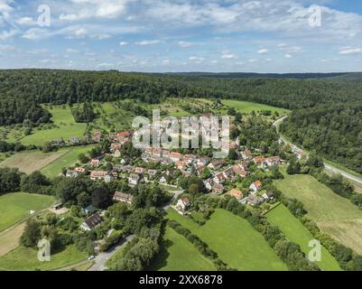 Veduta di Bebenhausen con il monastero e il castello, ex abbazia cistercense, veduta aerea, distretto di Tuebingen, Baden-Wuerttemberg, Germania, Europa Foto Stock