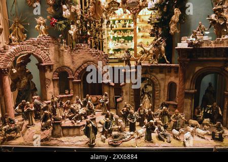 Europa, Germania, Baviera, Monaco di Baviera, città, Schaufenster Geschenke Kaiser von 1874, am Alten Peter, decorazioni natalizie, figure in legno, presepe Foto Stock