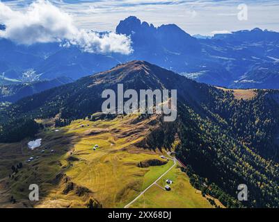 Il Picberg, alle sue spalle le vette del gruppo del Sassolungo, avvolte dalla nebbia, dal drone, Val Gardena, Dolomiti, provincia autonoma di Bolzano, Sud Foto Stock