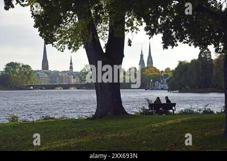 Europa, Germania, Amburgo, città, Lago Alster esterno, sentiero escursionistico Alsterpark, in autunno, torri della città, panchina del parco, Europa Foto Stock