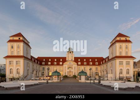 Hotel Spa a Binz, di fronte all'alba, Binz, Isola di Ruegen, Meclemburgo-Vorpommern, Germania, Europa Foto Stock