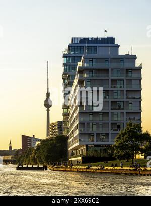 Vista dalla Sprea su un condominio presso la East Side Galery e sulla torre della televisione all'orizzonte, Muehlenstrasse, Berlino, Germania, Europa Foto Stock