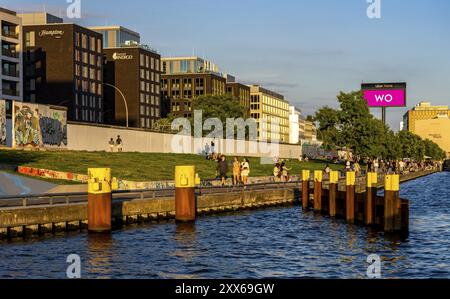 Vista dalla Sprea alla East Side Galery e ai complessi di uffici in Muehlenstrasse, Berlino, Germania, Europa Foto Stock