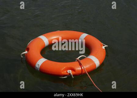 Salvagente in acqua, sofferenza in mare, annegamento, incidente, pericolo, spedizione, navigazione marittima, salvataggio Foto Stock