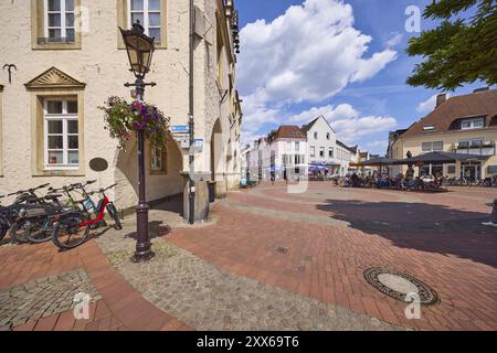 Lanterna e portici del Municipio Vecchio con la piazza del mercato nella zona pedonale di Haltern am SEE, area della Ruhr, quartiere di Recklinghausen, North RH Foto Stock