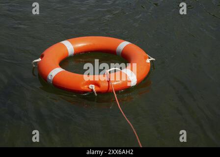 Salvagente in acqua, sofferenza in mare, annegamento, incidente, pericolo, spedizione, navigazione marittima, salvataggio Foto Stock