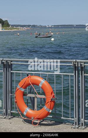 Lifebuoy, molo dei traghetti, gommone, persone, Falckenstein, Kiel, Kiel Fjord, Schleswig-Holstein, Germania, Europa Foto Stock