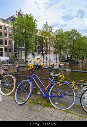 Bicicletta su un ponte sul canale Singel, Amsterdam, Paesi Bassi Foto Stock