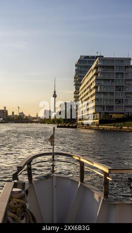 Vista dalla Sprea su un condominio presso la East Side Galery e sulla torre della televisione all'orizzonte, Muehlenstrasse, Berlino, Germania, Europa Foto Stock