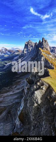 Le vette SAS Rigais e Furchetta del gruppo Geisler, foto panoramica, foto drone, Val Gardena, Dolomiti, provincia autonoma di Bolzano, Sud T Foto Stock
