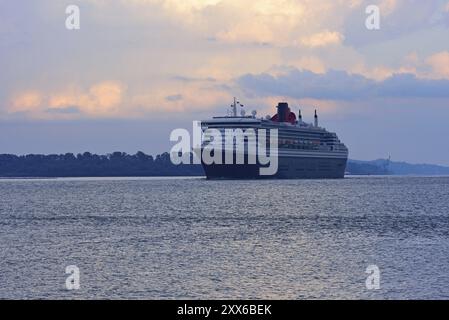 Europa, Germania, Amburgo, Elba, nave passeggeri Queen Mary 2 lascia Amburgo, cielo nuvoloso, atmosfera romantica, luce serale, Europa Foto Stock