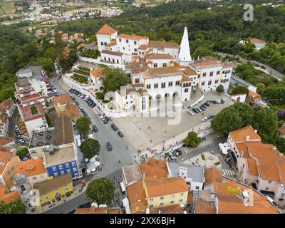 Vista dall'alto di una città idilliaca con molti tetti bianchi e colorati, circondata da alberi e colline, vista aerea, Palazzo reale, Palacio Nacional de Foto Stock