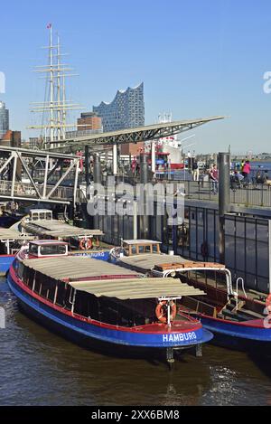 Germania, Amburgo, porto, St. Pauli Landungsbruecken, Elbphilharmonie, Europa Foto Stock