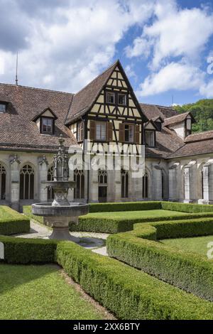 Fontana, chiostro e casa in legno, monastero e palazzo di Bebenhausen, ex abbazia cistercense, distretto di Tuebingen, Baden-Wuerttemberg, Germania Foto Stock