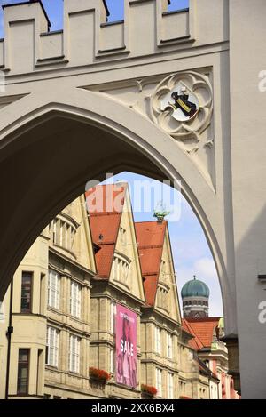 Europa, Germania, Baviera, città di Monaco, Centro città, Stachus-Karlsplatz, Karlstor, Vista su Neuhauser Strasse, stemma Muenchner Kindl, Europa Foto Stock