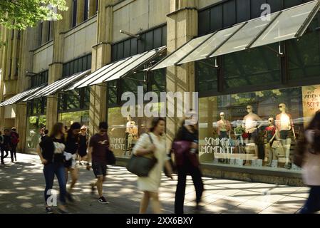 Germania, Amburgo, città, Moenckebergstrasse, via principale dello shopping, passanti in movimento, grandi magazzini Karstadt, vetrina, Europa Foto Stock