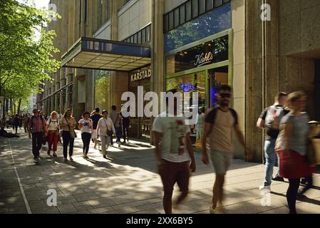 Germania, Amburgo, città, Moenckebergstrasse, via principale dello shopping, passanti in movimento, grandi magazzini Karstadt, vetrina, Europa Foto Stock