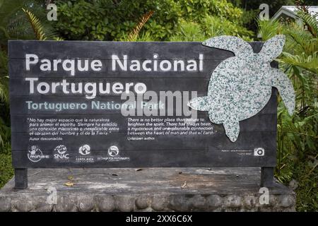 Cartello d'ingresso, cartello, Parco Nazionale Tortuguero, Costa Rica, America centrale Foto Stock