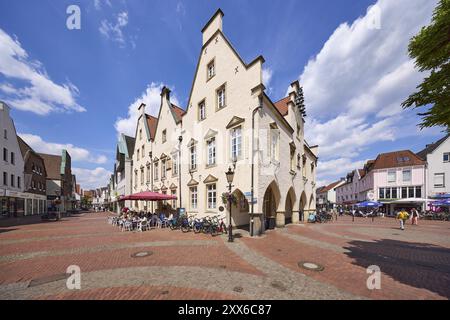 Vecchio municipio e piazza del mercato nella zona pedonale di Haltern am SEE, zona della Ruhr, distretto di Recklinghausen, Renania settentrionale-Vestfalia, Germania, Europa Foto Stock