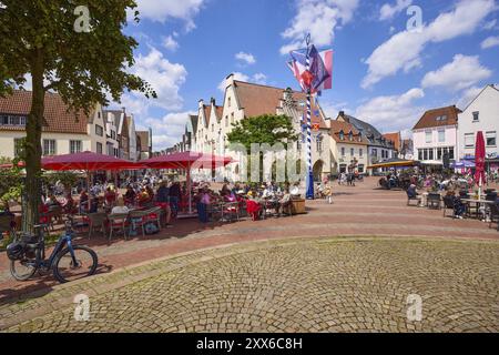 Piazza del mercato con maypole, aree di ristorazione all'aperto e il vecchio municipio nel centro della città di Haltern am SEE, area della Ruhr, quartiere Recklinghausen, Nor Foto Stock