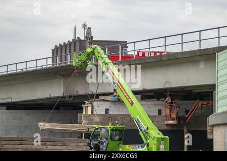 I lavori sul ponte dell'autostrada A40, Schlachthofbruecke, i pilastri del nuovo ponte sono già in funzione e sono ora in fase di ricostruzione con legno Foto Stock