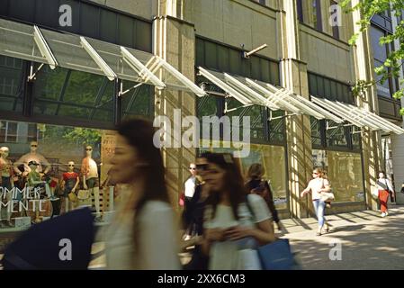 Germania, Amburgo, città, Moenckebergstrasse, via principale dello shopping, passanti in movimento, grandi magazzini Karstadt, vetrina, Europa Foto Stock